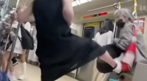 刁難乘客被飛踢到對面坐好！　老婦黑歷史曝：曾找孕婦麻煩