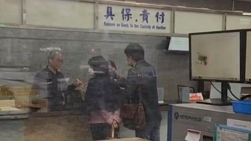 快訊／王大陸「殺人未遂」500萬元交保！親友交錢畫面曝光