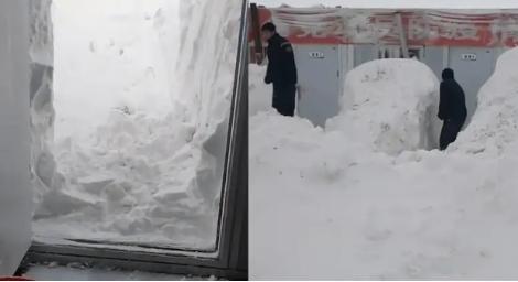 一覺醒來超傻眼！被「超高積雪」埋住　挖雪機花幾小時挖出門口