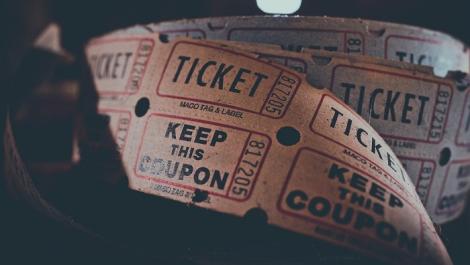 看電影放任2孩哭鬧踹椅！　影城祭補償方案...網友直呼大快人心