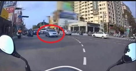 81歲阿北上路遇救護車堅持不讓！吃3600元罰單、吊銷駕照　他無奈：我不敢闖燈