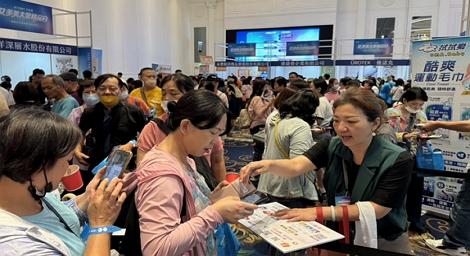 看好台灣經濟力　近萬人擠爆首屆大眾精品日