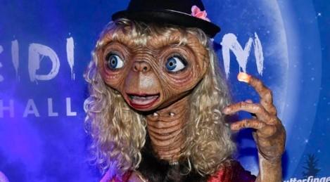 史蒂芬史匹柏看過來！ 超模萬聖節裝扮神複製《E.T.外星人》