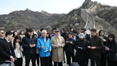 馬英九爬萬里山城！與隨行青年激動大唱〈長城謠〉