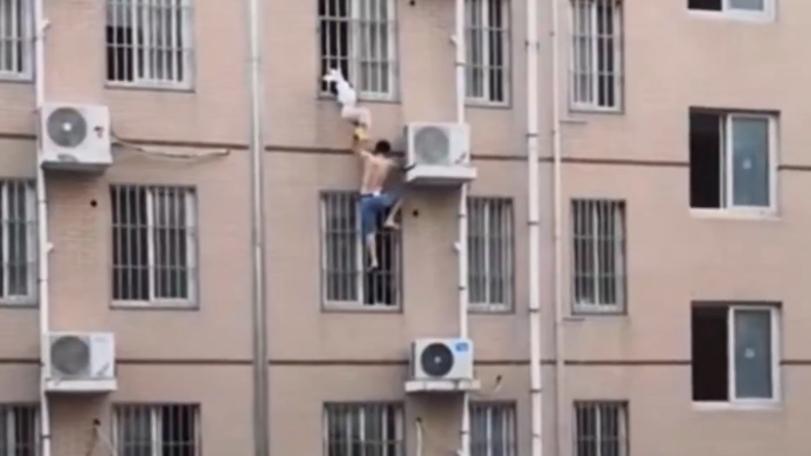 驚險！4歲女童「爬出鐵窗」脖子卡住…懸掛外牆　他只穿拖鞋爬到4樓救人