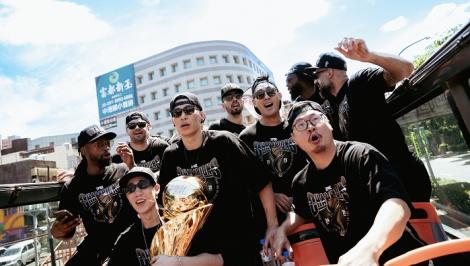 新北國王連兩年冠軍遊行　他頂37度高溫烈日不缺席...李愷諺印象深