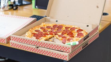 只待半年就離職！她問「這樣還要請客嗎？」　風向意外一面倒