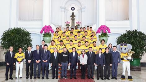 黃衫軍前進總統府　賴清德接見總冠軍球隊中信兄弟