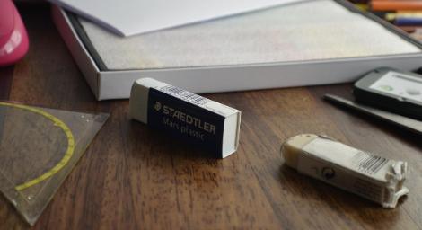 買橡皮擦見3顏色包裝　他好奇「差在哪？」文具商解答了