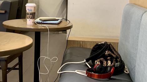 台灣星巴克「手機筆電隨處扔」　老外看傻狂讚：完全不擔心被偷