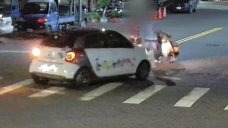 高雄汽車撞「寵物推車」狗狗嚇壞　飼主急送醫