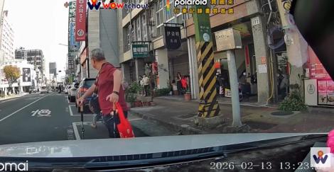 無賴阿伯使出「人肉佔位」！　下秒發生這件事...他瞬間臉綠