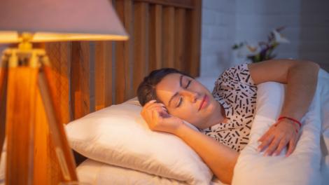 週末補眠可以還債？醫曝「最佳時數」：可預防失智症