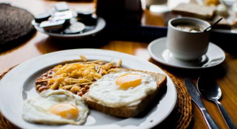 膽固醇狂飆！營養師曝「4種常見壞習慣」：要吃對早餐