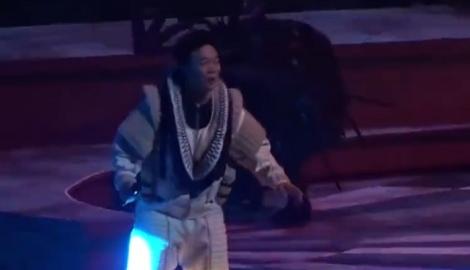 演唱會高潮之際踉蹌跌跤　陳奕迅一句「屁股很有肉」化解尷尬