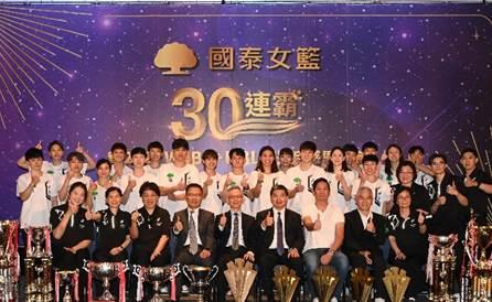 國泰女籃30連霸感恩晚宴　首度展示隊史「獎盃海」