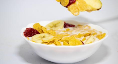 一堆人每天吃！把「這食物泡牛奶」以為健康　醫搖頭：疾病元凶