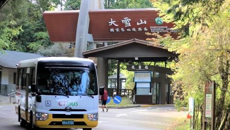 漫步雲霧森林搭公車就行！　春夏限定「台中Go大雪山螢火蟲季」4/20開跑