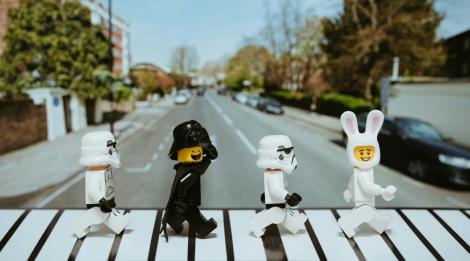 成年人玩具市場崛起 樂高、卡牌迎來買氣新巔峰