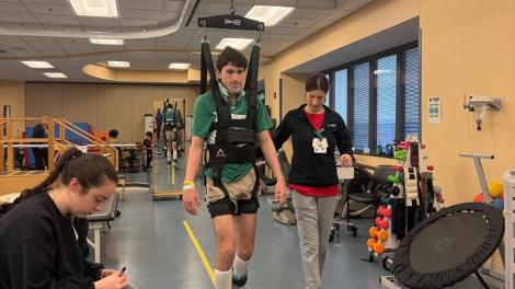 打籃球撞傷「頸部以下癱瘓」　他竟用一年時間復原、跑完全馬