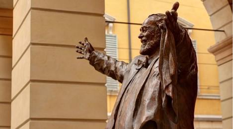 帕華洛帝雕像卡在溜冰場 遺孀怒：影響他應得的尊重