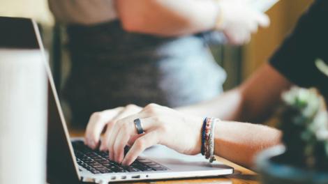 奧客無極限！他坐1小時爽用插座　死不點餐還留下垃圾