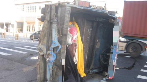 碰！聯結車撞翻垃圾車「駕駛傷勢曝光」　他辯：陽光刺眼撞上