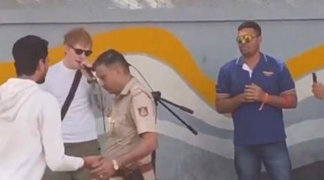 紅髮艾德印度街頭驚喜演出 唱到一半慘遭當地警方喊卡