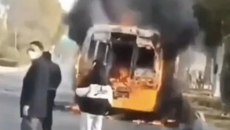 荒唐！校車起火「司機下車滅完繼續開」　二度火燒車這次帶走3條命