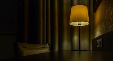 別開小燈睡覺！醫曝「罹癌機率增」4壞處跟著來