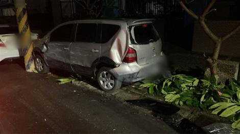 多氣？疑不滿車位被搶　魯莽男「倒車5次」把鄰居車撞得稀巴爛