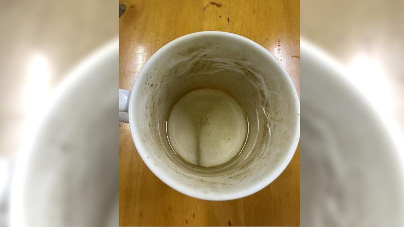 婆婆喝水的水杯「20年沒洗」！　媳婦好心幫她洗乾淨…下場萬人按讚