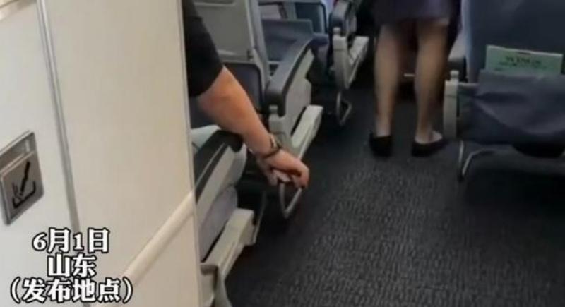 搭飛機竟「偷拍空姐裙底」　猥褻男當場被抓