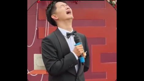 蝴蝶翩翩飛來！停在新郎胸口上　他當場噴淚…原因超感人