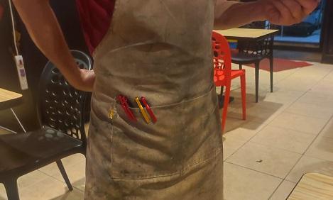 超噁！孫東寶員工「油汙圍裙掛胸前」店裡竄　總部回應了