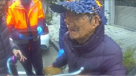 暖心！88歲翁騎鐵馬上路突然無力癱坐路邊　警攙扶陪走回家才離開