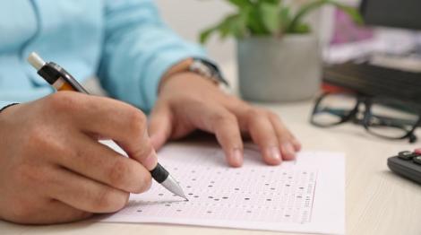 考學測私帶手機還拍答題卷！高中生爽喊：考個氣氛　大考中心開鍘