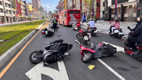 高雄69歲老翁「5機車撞成一團」　現場畫面曝光