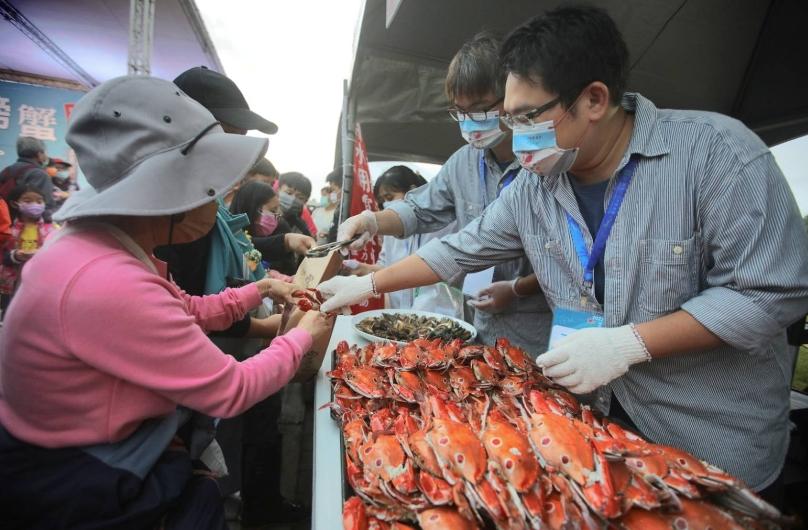 螃蟹肥了！11月26日淡水魚市販售萬里蟹新鮮漁獲
