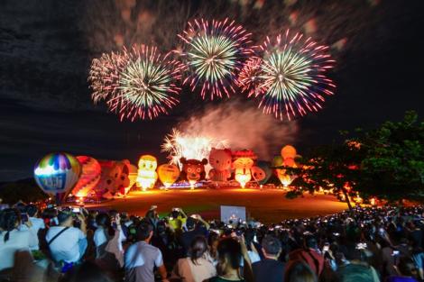 熱氣球嘉年華「光雕音樂會」熱氣球、無人機展演！吸引爆滿人潮