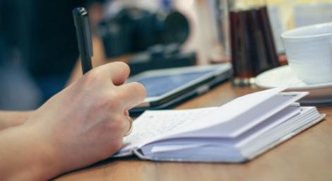 窩圖書館整天「假裝上班」　過來人嘆：真的蠻累的