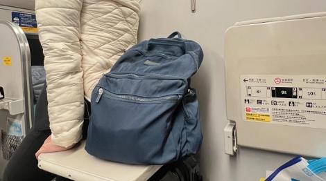 搭高鐵遇沒素質大媽！亂坐對號座被抓包　下秒一屁股放桌板上