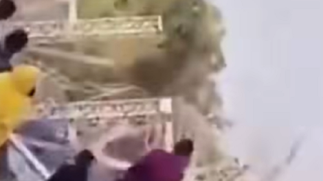 海盜船整座垮...現場畫面直擊！　14名學生秒當空中飛人