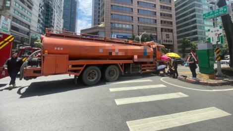高雄77歲翁騎自行車　遭「大貨車」撞上！傷勢曝光