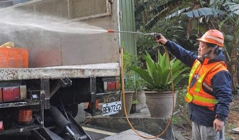 坪林餐廳老闆整袋5.7萬薪水丟在北宜公路　清潔隊員拾獲被記功1次