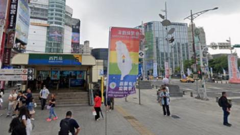 耶誕驚魂！西門廣告看板險砸人　店家吃12萬罰單