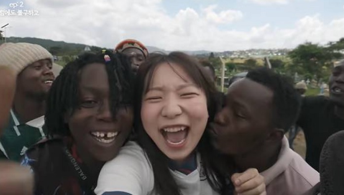 韓女非洲獨旅遭騷擾！　被攔下環抱、貼臉強吻差點逃不走　