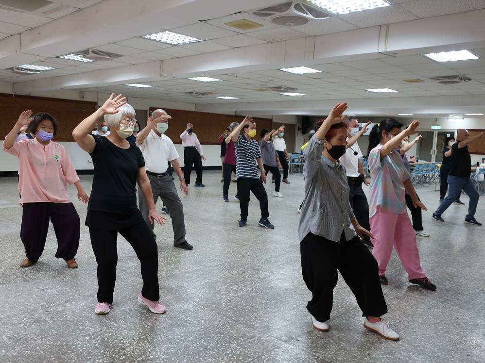 一張含有 人員, 服裝, 體育, 足部穿著 的圖片

AI 產生的內容可能不正確。