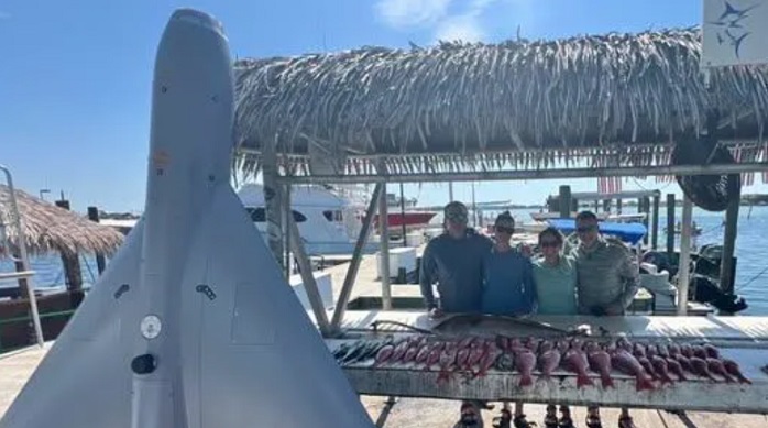 釣個魚竟撈到一架美軍用無人機！　船長大秀戰利品