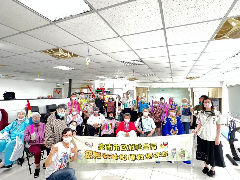 一張含有 服裝, 足部穿著, 女人, 人員 的圖片

AI 產生的內容可能不正確。